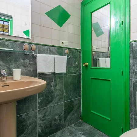 Beautiful Apartment In Torremolinos With Wifi 托雷莫利诺斯